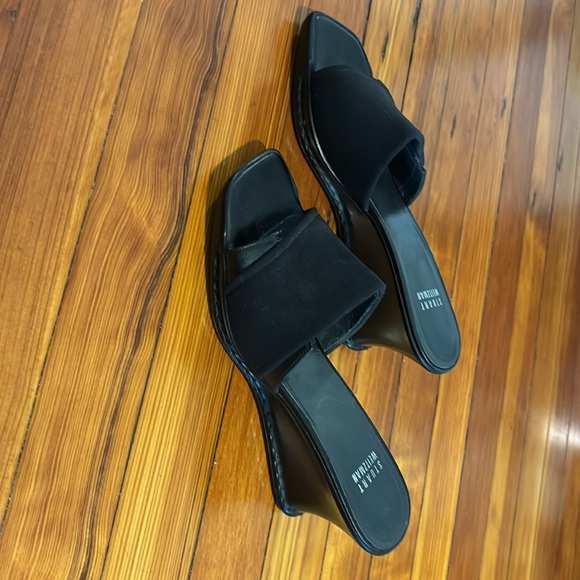 Stuart Weitzman black leather wedge slide, size 5W - Picture 2 of 4